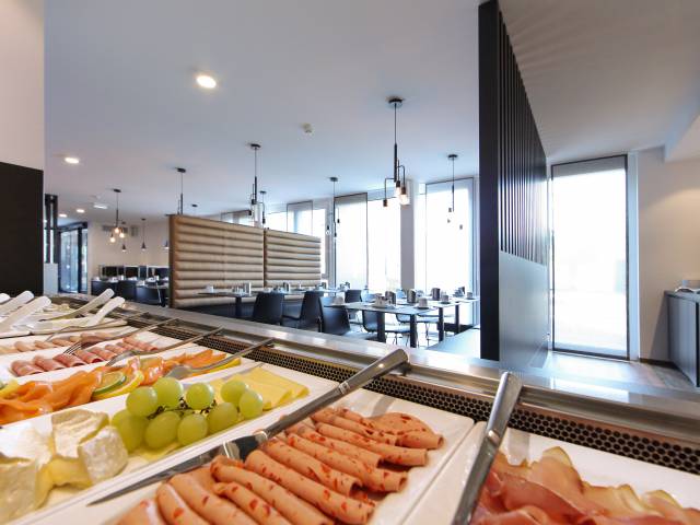 Frühstücksbuffett mit Schinken, Wurst und Käse im Estilo Design & Lifestyle Hotel Aalen