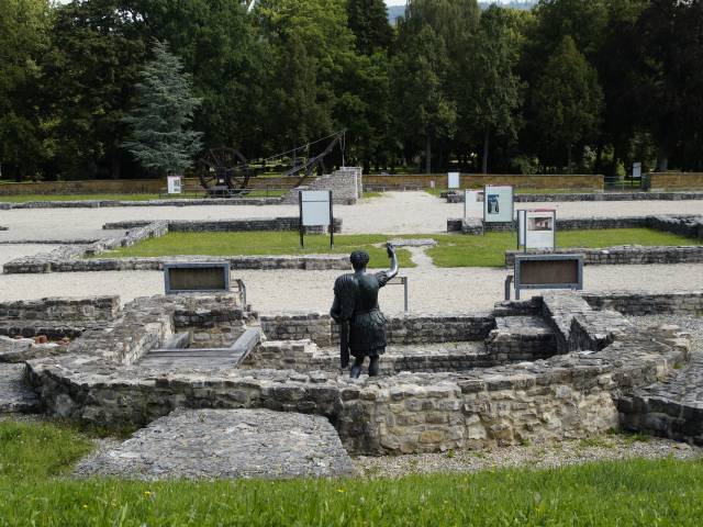 Limes Museum Aalen mit Statue und Mauerresten