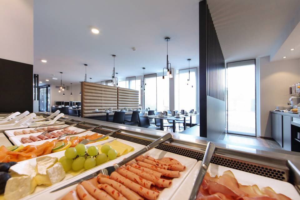 Frühstücksbuffett mit Schinken, Wurst und Käse im Estilo Design & Lifestyle Hotel Aalen