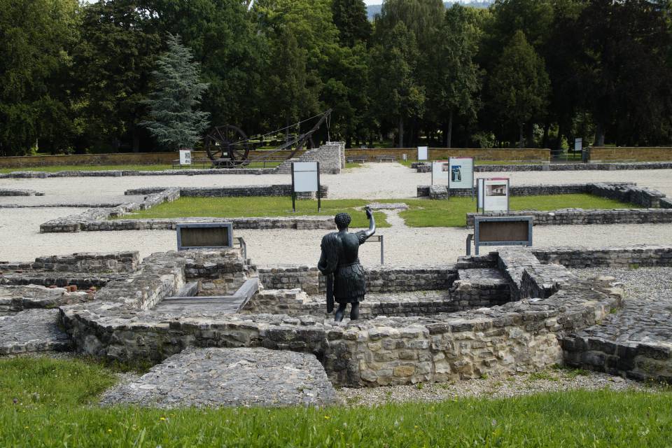 Limes Museum Aalen mit Statue und Mauerresten