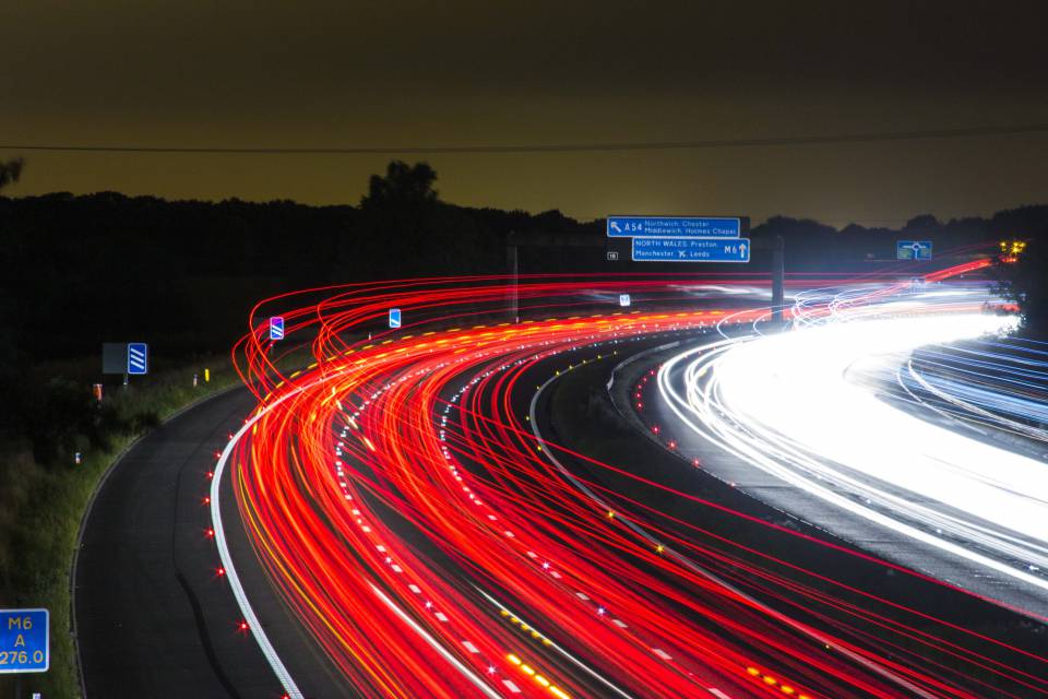 Langzeitbelichtung Verkehr auf Autobahn bei Nacht