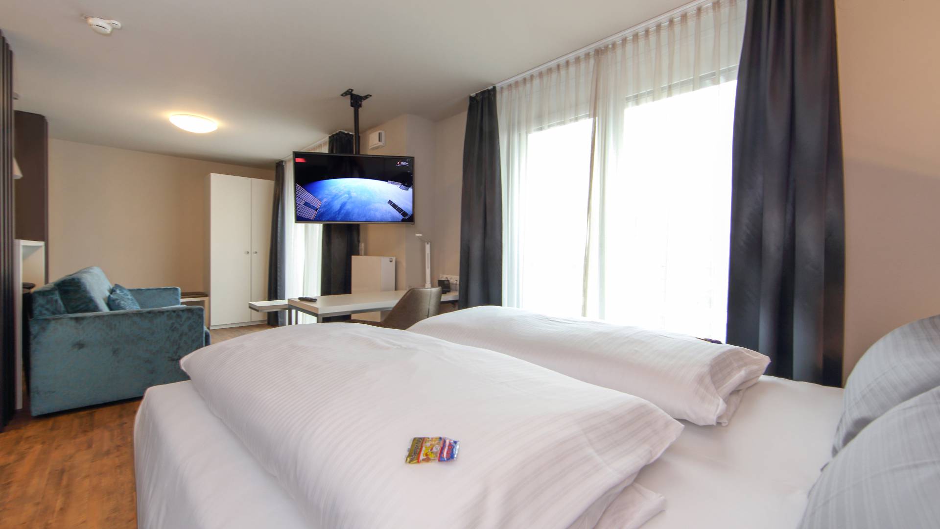 Doppelzimmer mit Bett und Schreibtisch im Estilo Design & Lifestyle Hotel Aalen