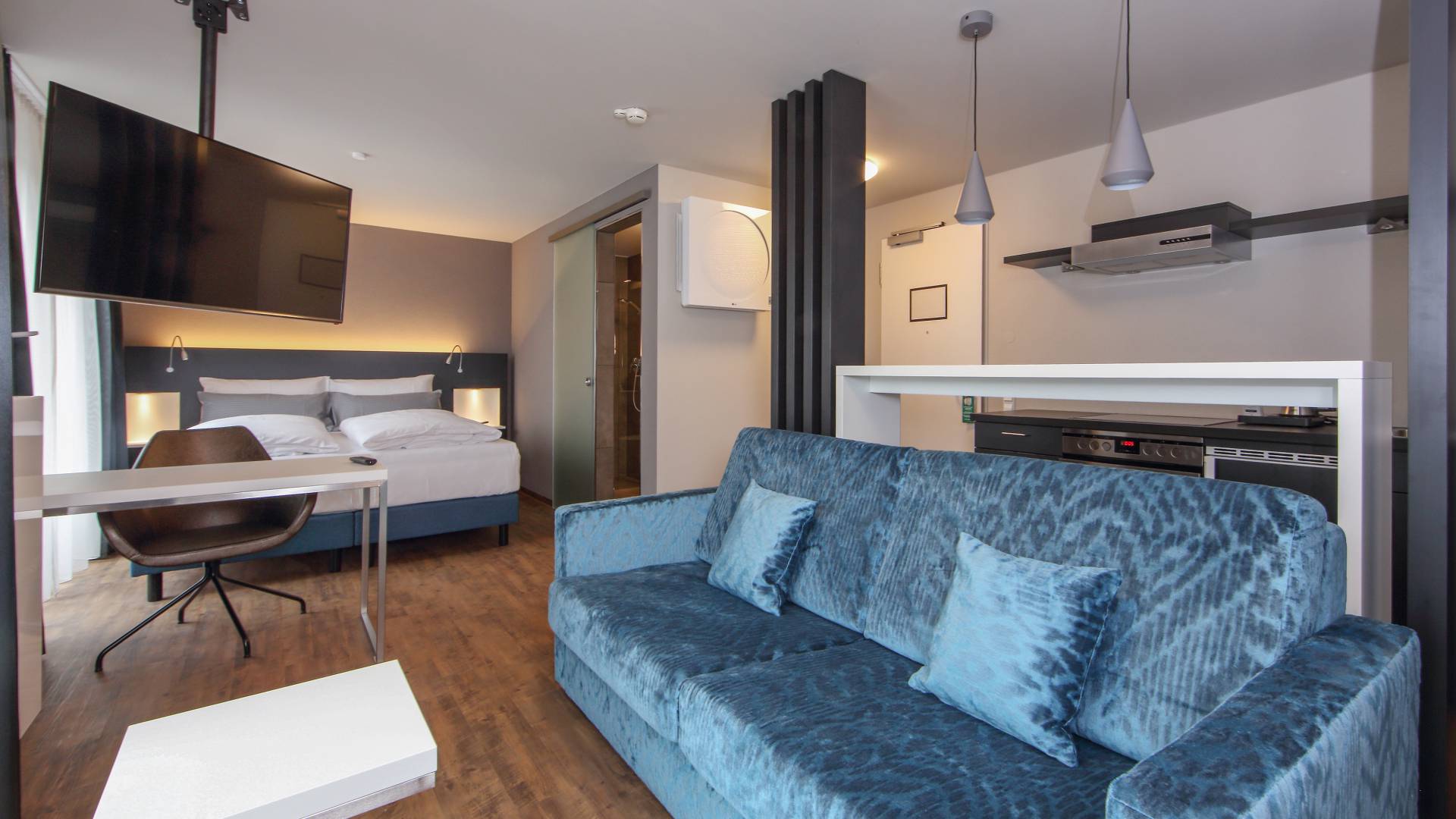 Doppelzimmer mit Küchenzeile und Sofa im Estilo Design & Lifestyle Hotel Aalen